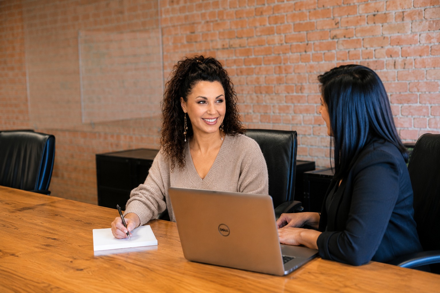 Cecilia accompagnant une cliente dans le tri de ses affaires